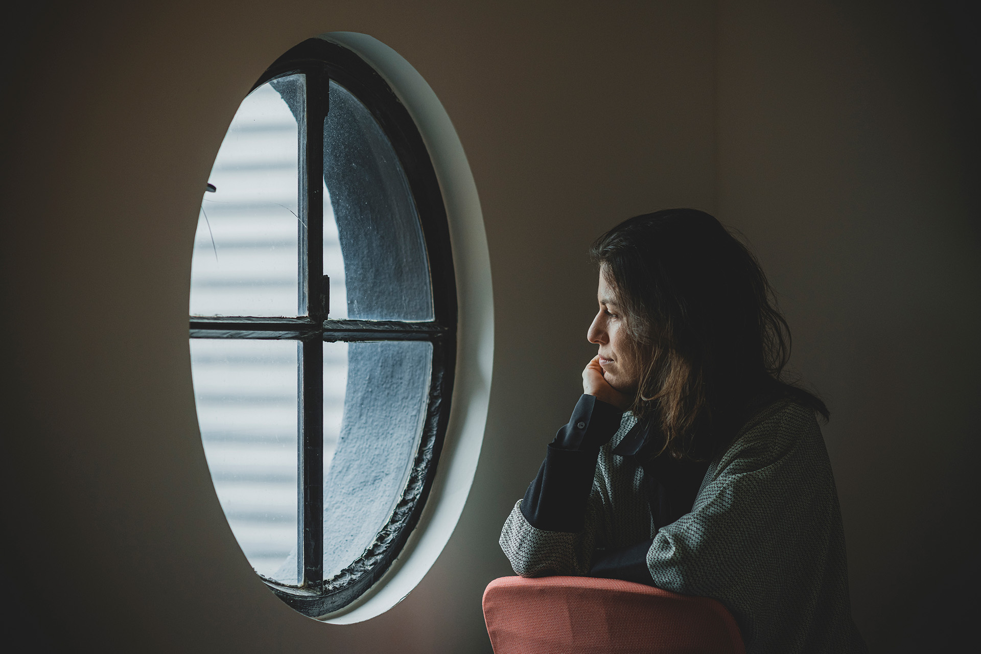 Sophie Bohr Grønbæk sidder og ser ud af vindue