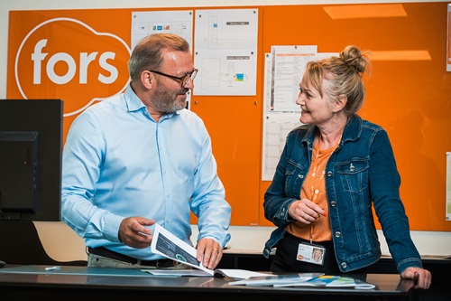 Steen Lindhardt står og snakker med en kollega