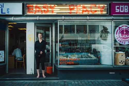 Stine Kirkegaard står foran sin cateringfirma Easy Peacy