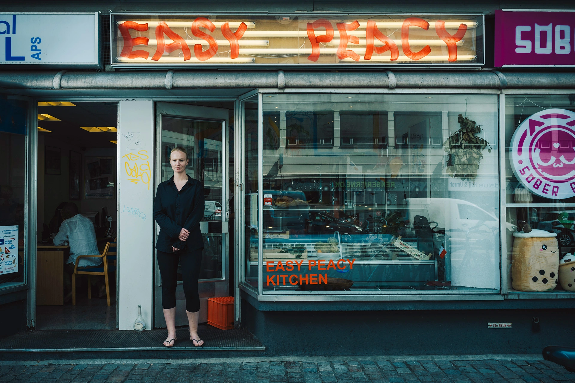 Stine Kirkegaard står foran sin cateringfirma Easy Peacy