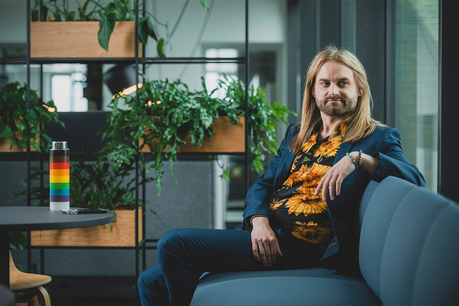 Sune Malthe Thagaard sidder i en sofa