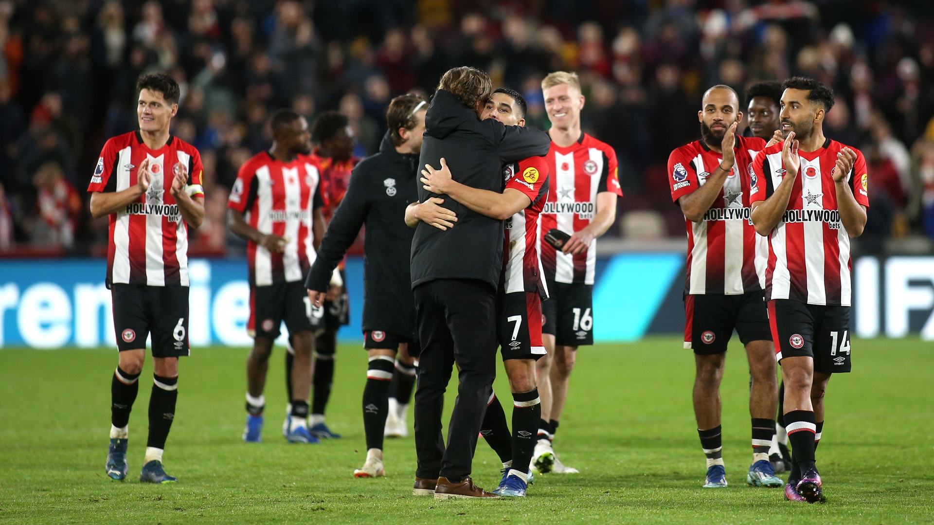 Thomas Frank krammer en spiller