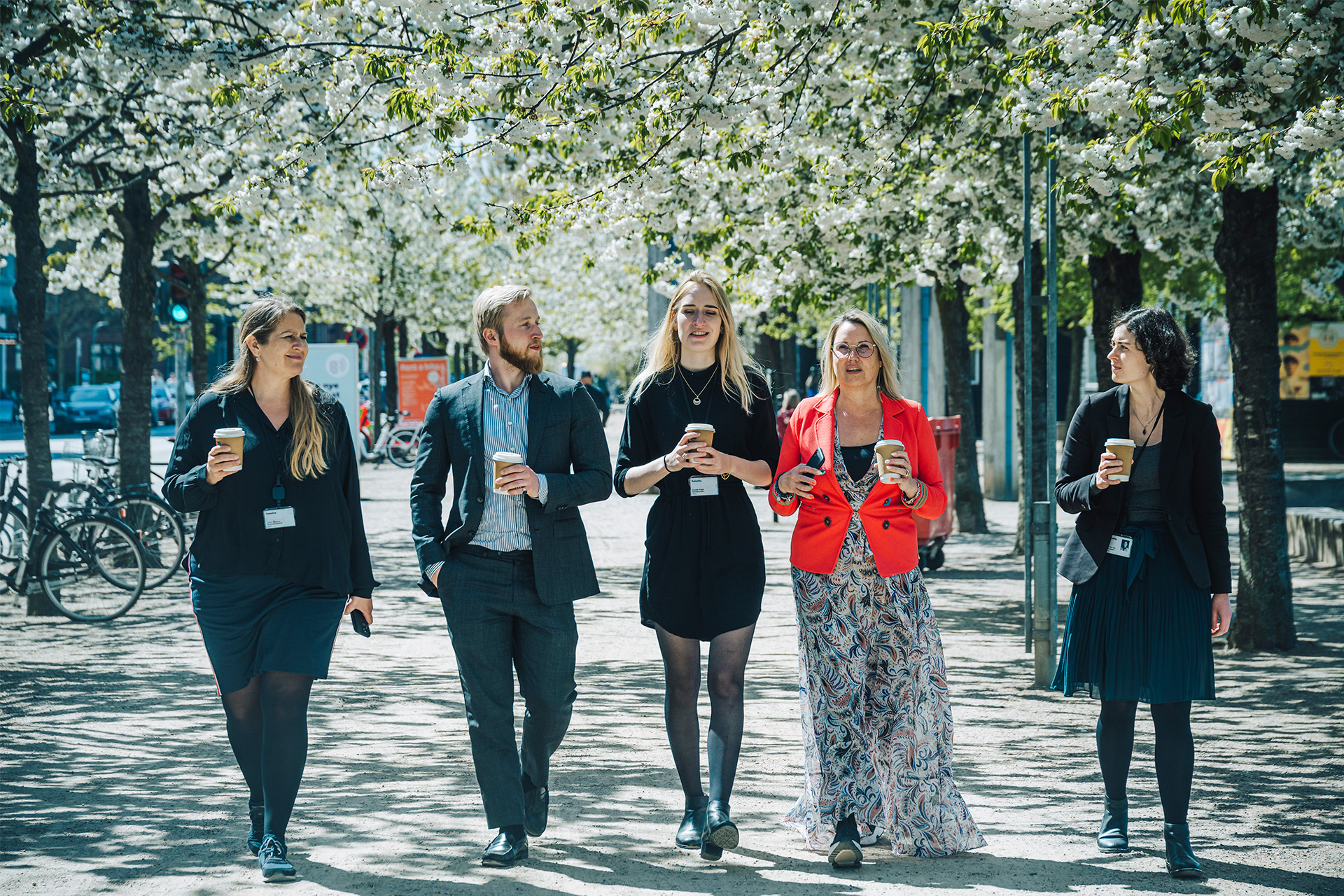 Tinnamaria Larsson Bertelsen og medarbejdere på gåtur