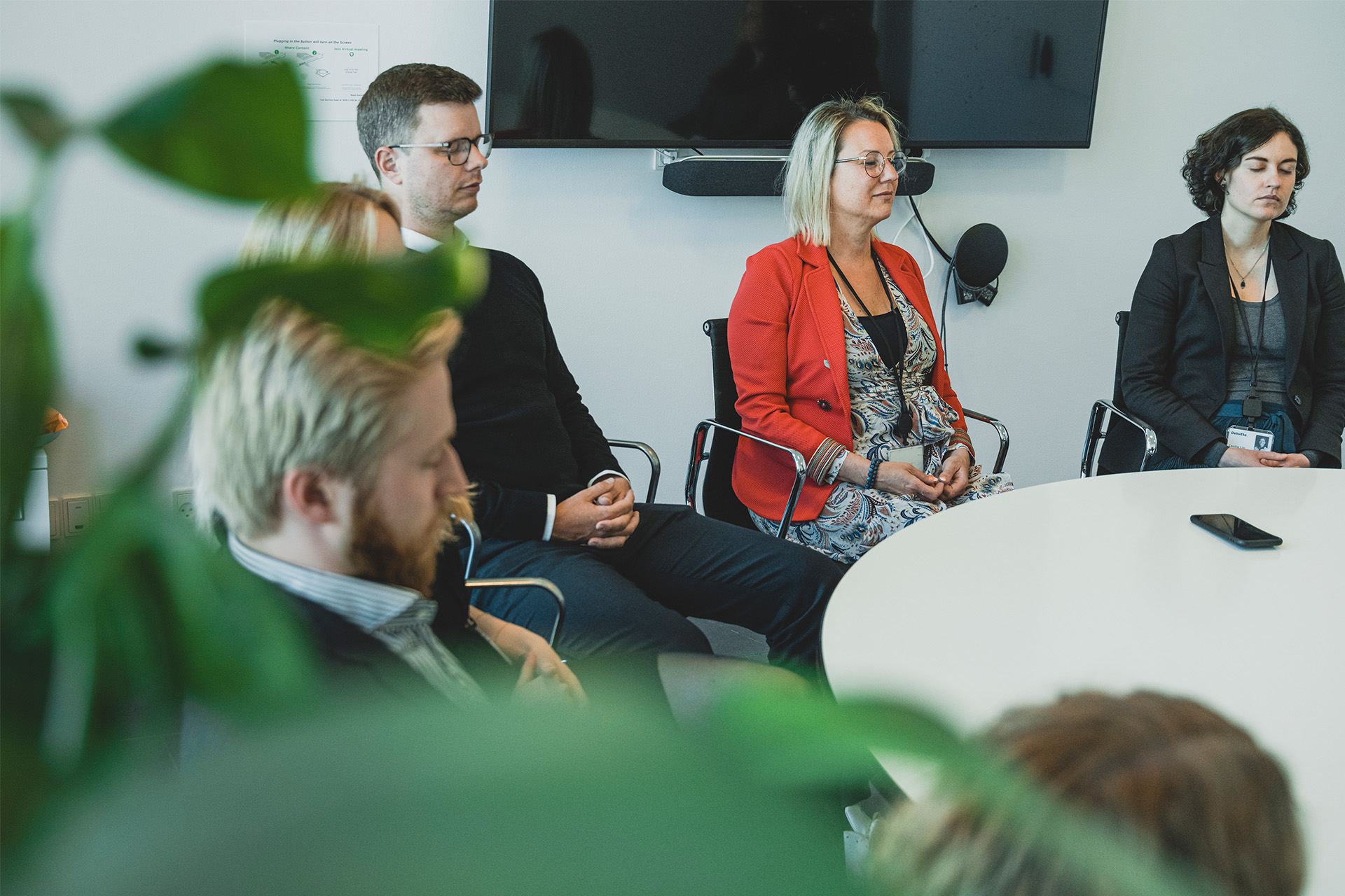 Tinnamaria Larsson Bertelsen og medarbejdere mediterer