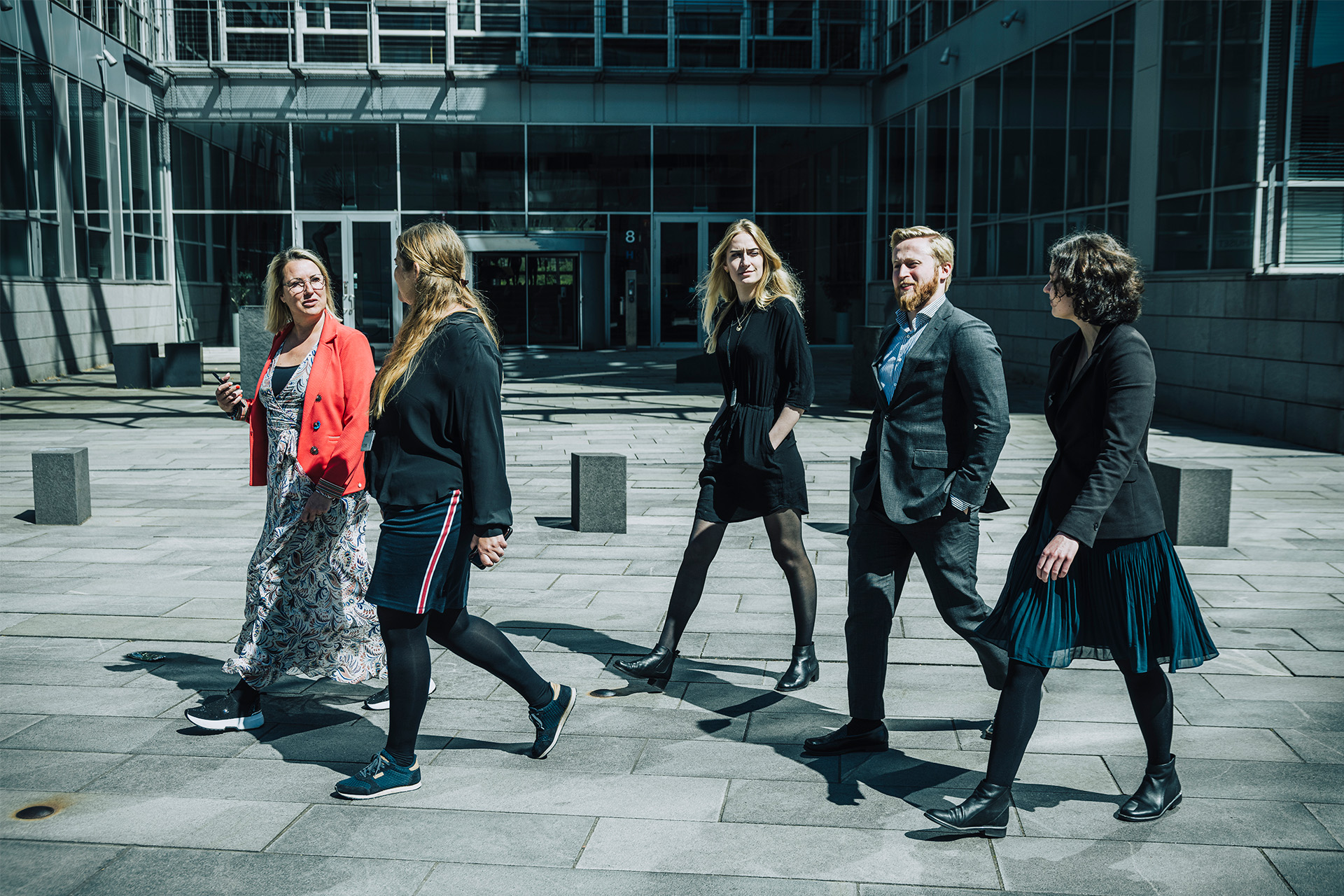 Tinnamaria Larsson Bertelsen og medarbejdere på gåtur