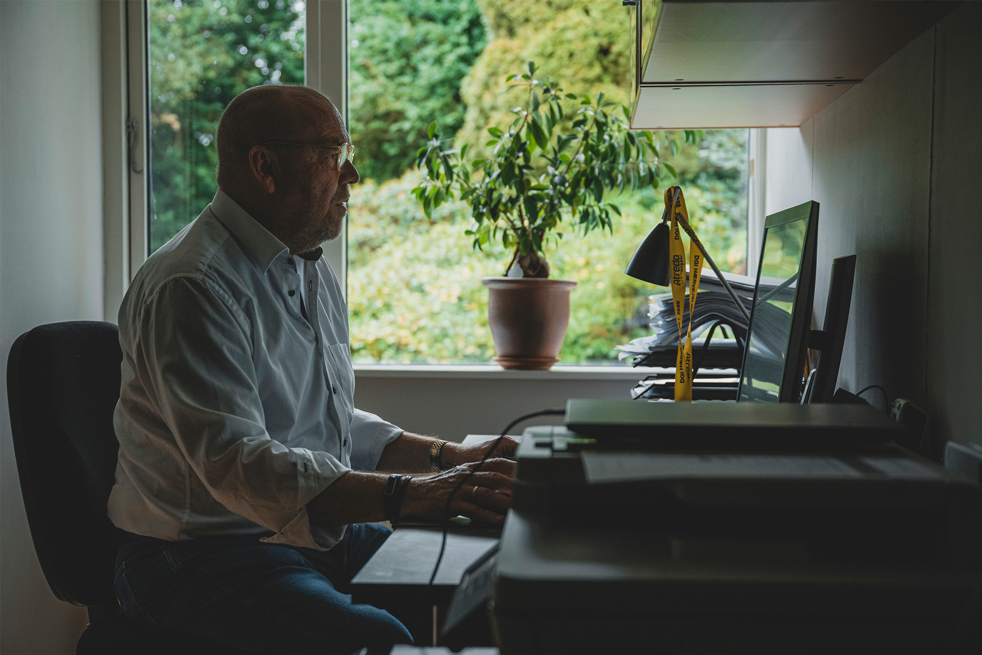 Tonni Bulow sidder på hjemmekontoret og arbejder ved computeren