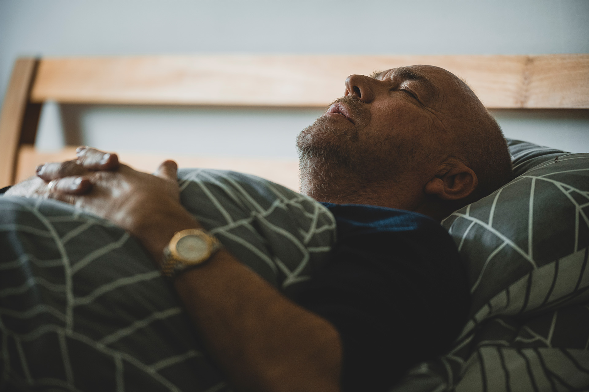 Tonni Bulow ligger i sin seng og sover