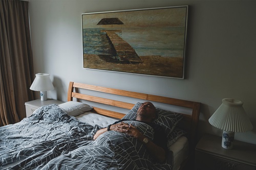 Tonni Bulow ligger i sin seng og sover