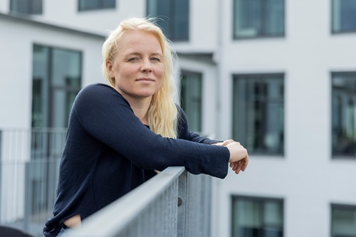 Mette Hybschmann står ved et gelænder