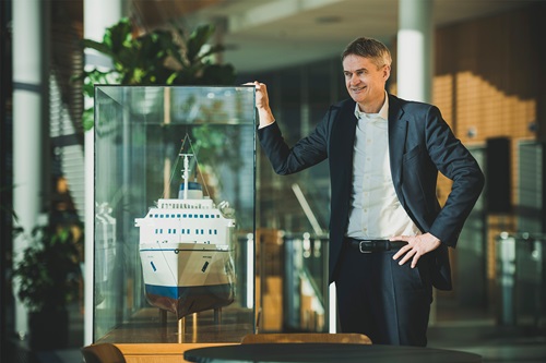 Torben Carlsen på sit kontor med et modelskib i en glaskasse