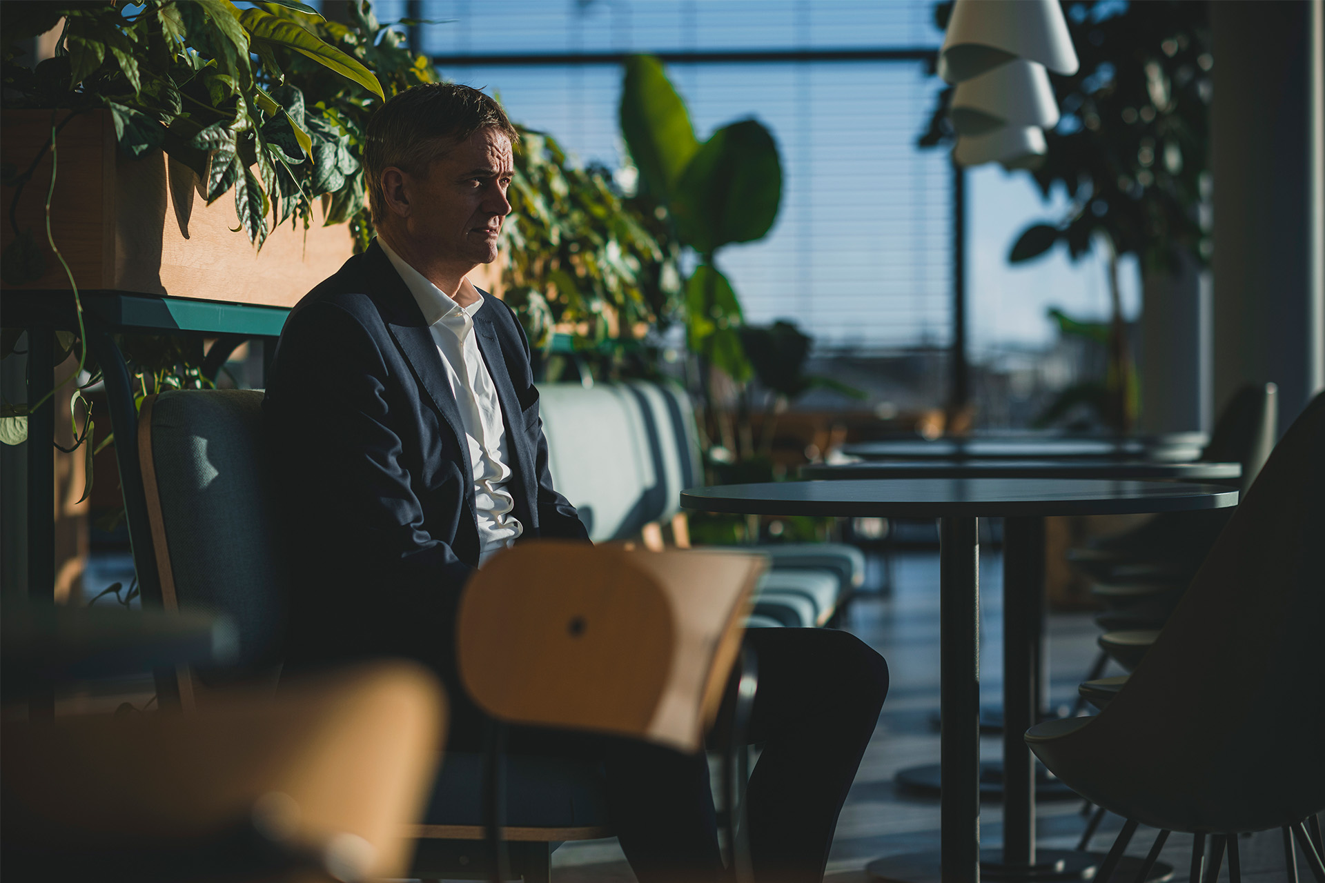 Torben Carlsen sidder i en kantine