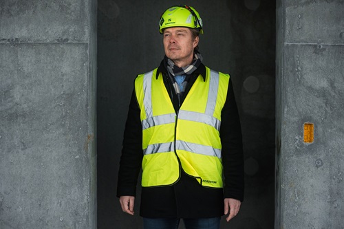 Torben Modvig står med refleksarbejdstøj mellem to betonvægge