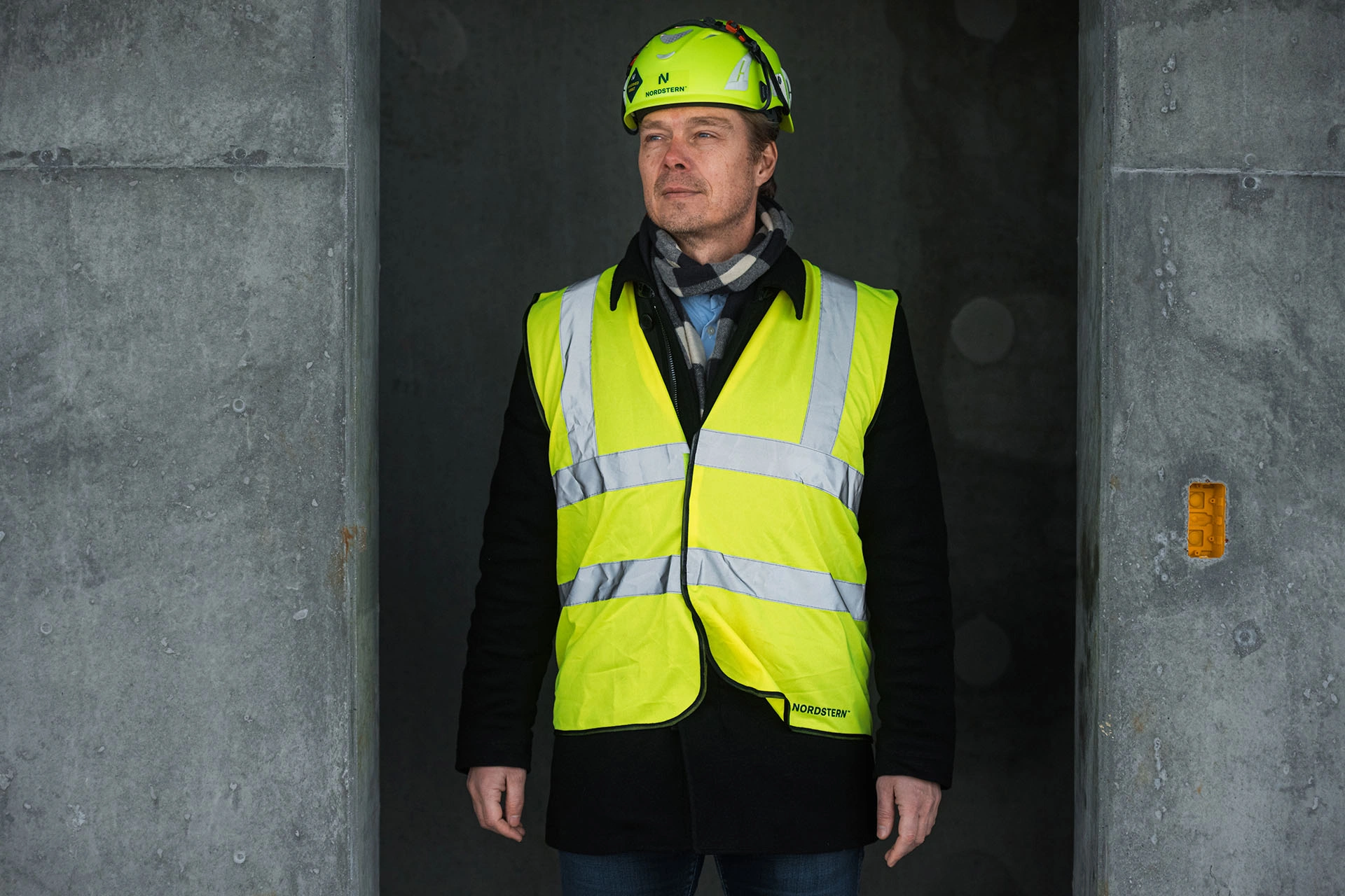 Torben Modvig står med refleksarbejdstøj mellem to betonvægge