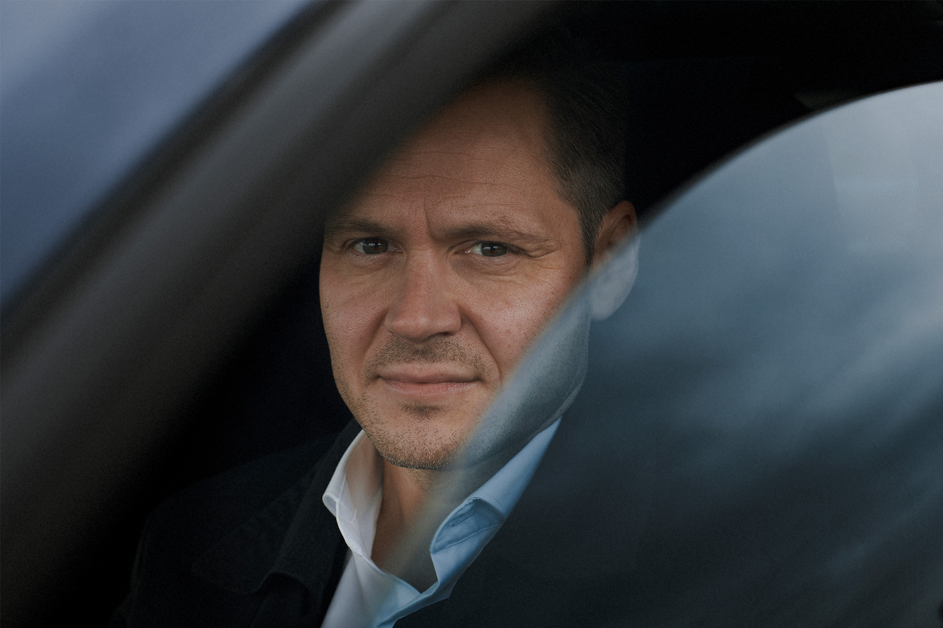 Ulrik Drejsig sidder i sin bil og ser ud af vinduet