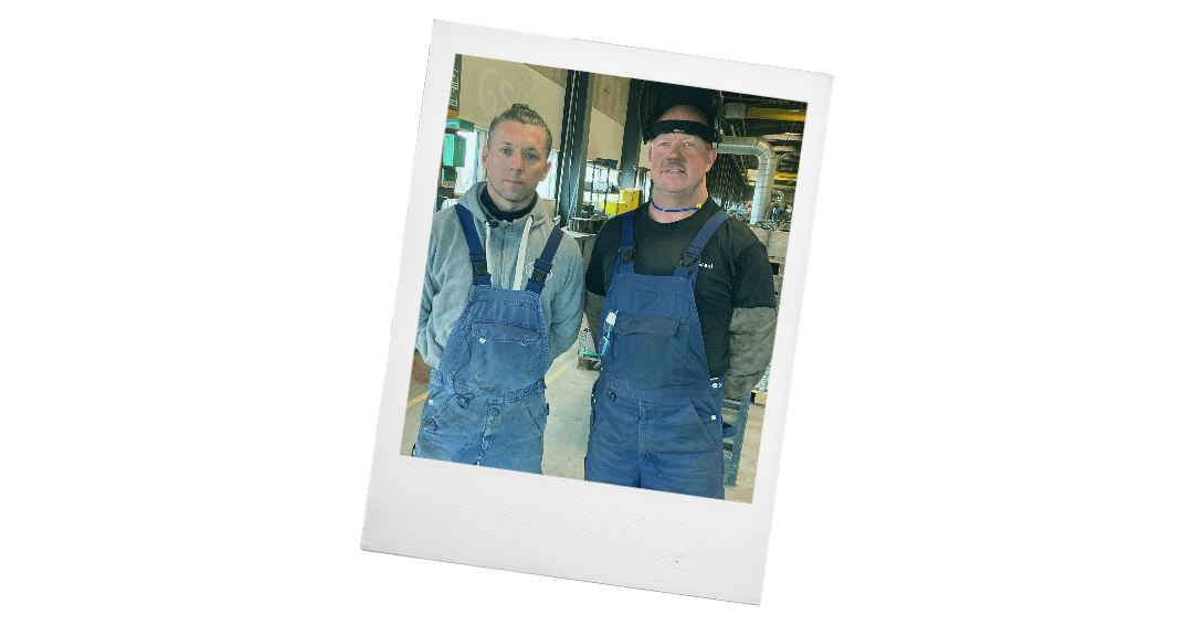 Kristian Eliseholm (tv.) er værkfører og CSR-medarbejder. Det betyder, at han hjælper nye medarbejdere med at passe ind på arbejdspladsen – også selvom nogle af dem har svært ved det.