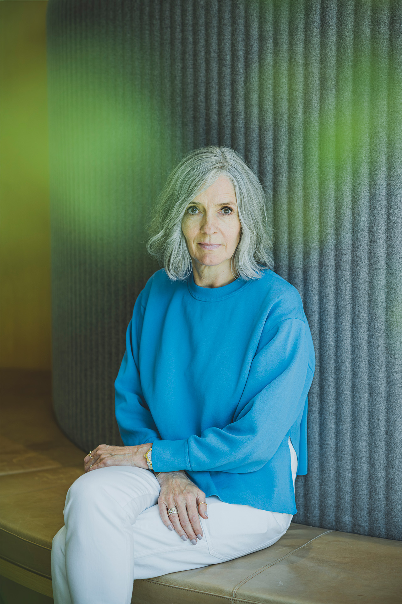 Agnethe Bentzon sidder på en bænk på Novo Nordisks kontor