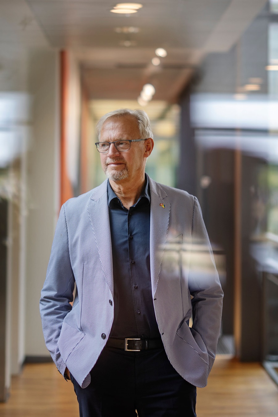 Anders Dam står med hænderne i lommerne