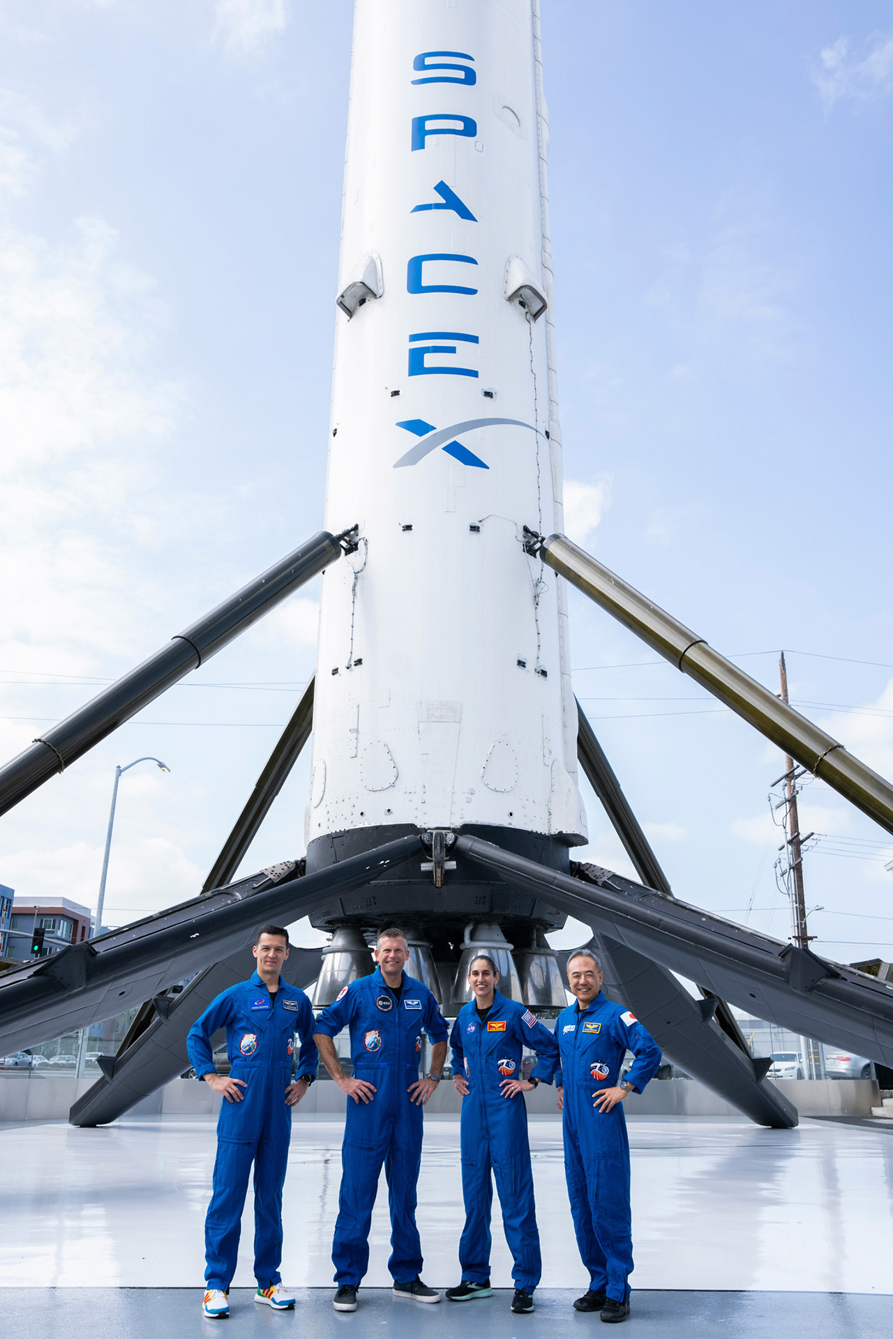 Astronaut Andreas Mogensen og kollega astronauter foran rumraket