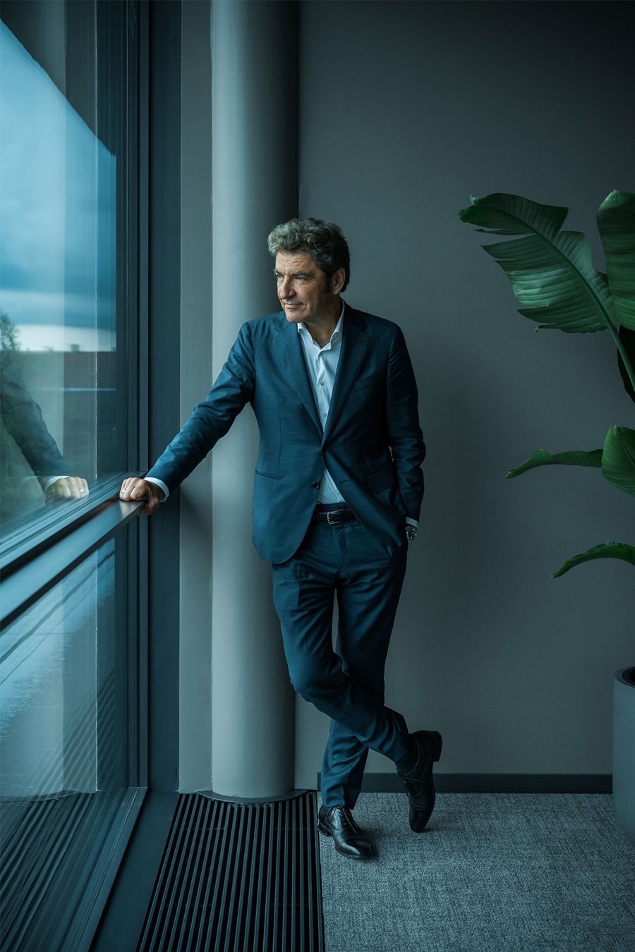 Andre Rogaczewski står ved et vindue