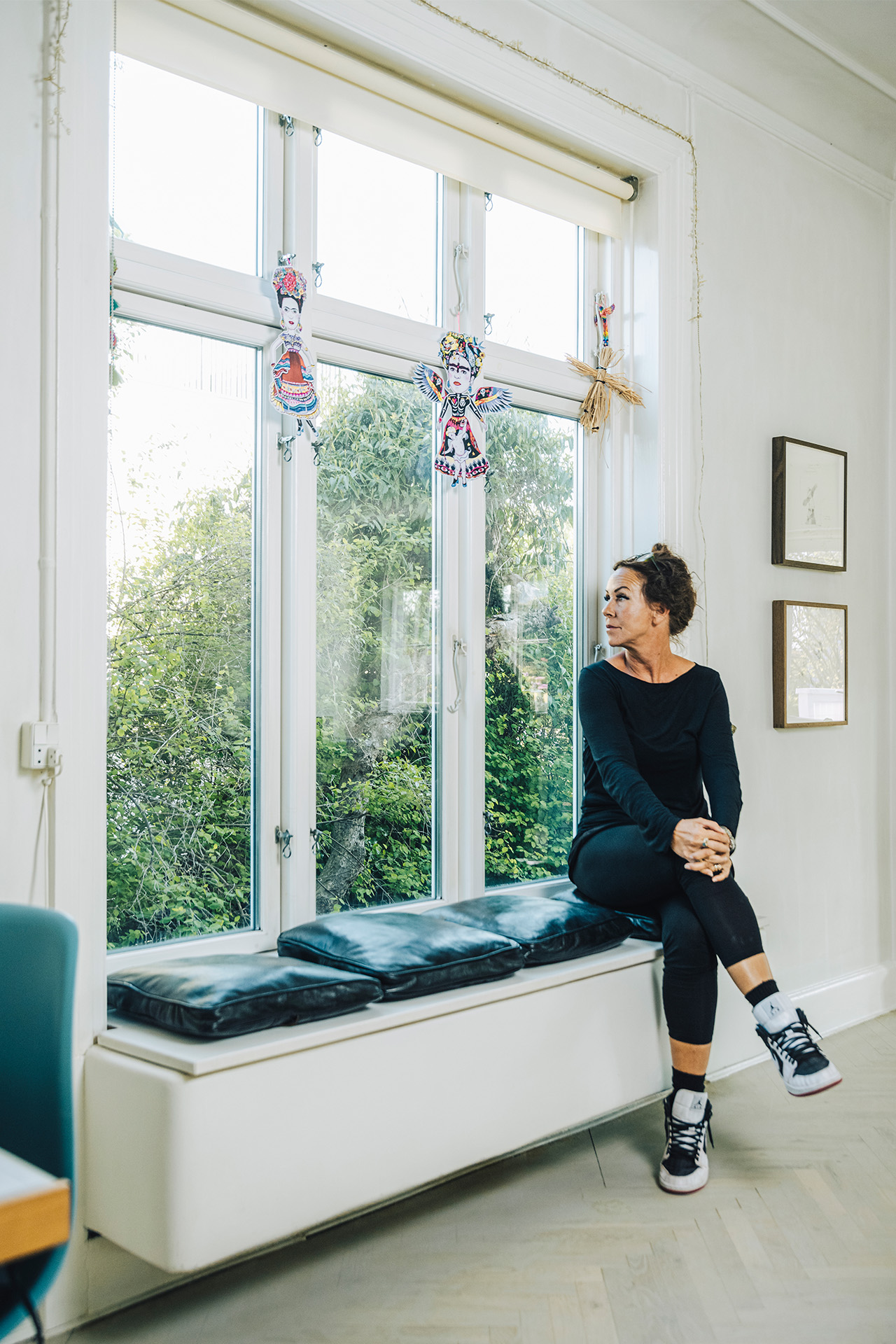 Aneke Rune ved vindueskam i hjemmet