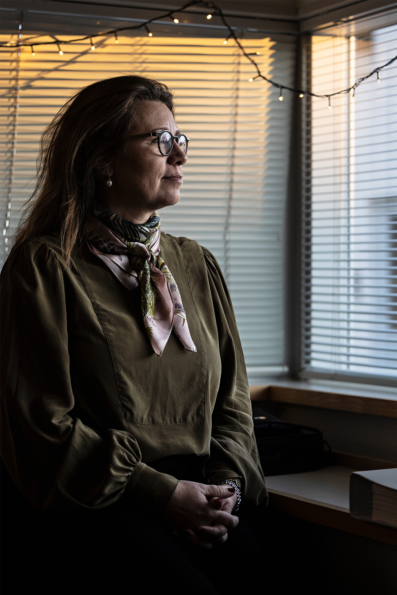 Anette Kalle ser ud af et vindue