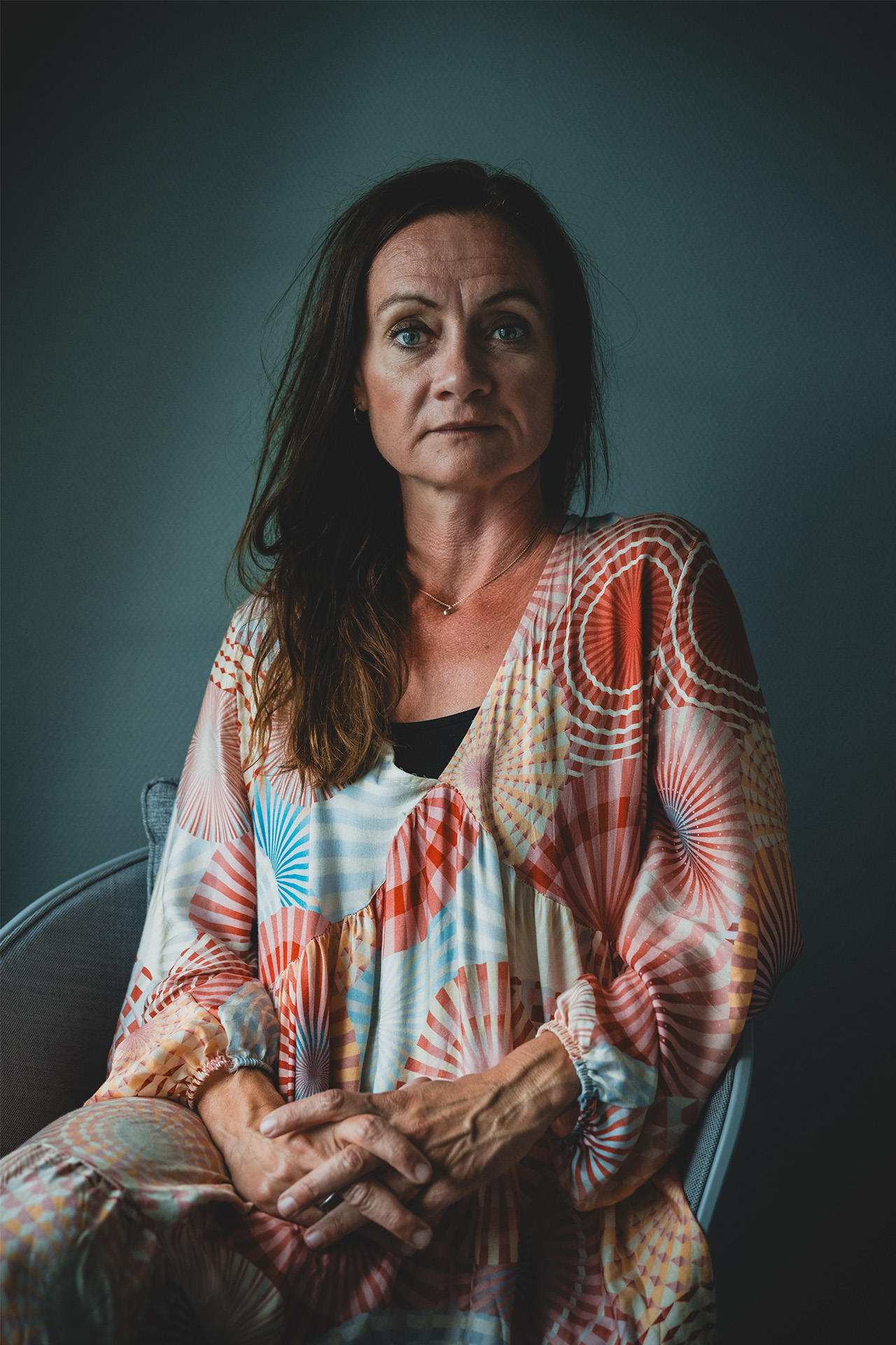 Annemarie Zachoe Broe sidder ned