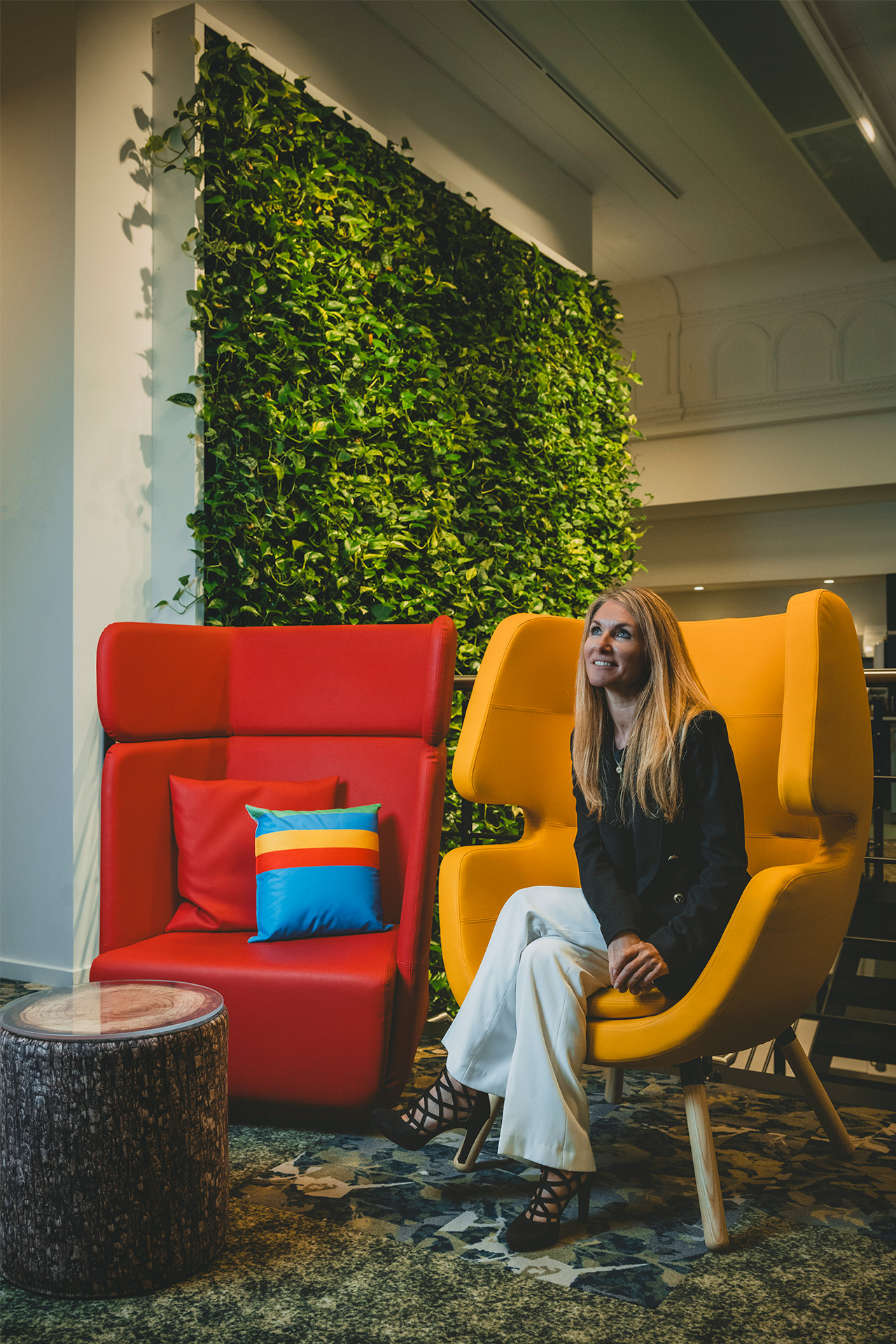 Bianca Bruhn sidder i en orange lænestol på Googles hovedkvarter