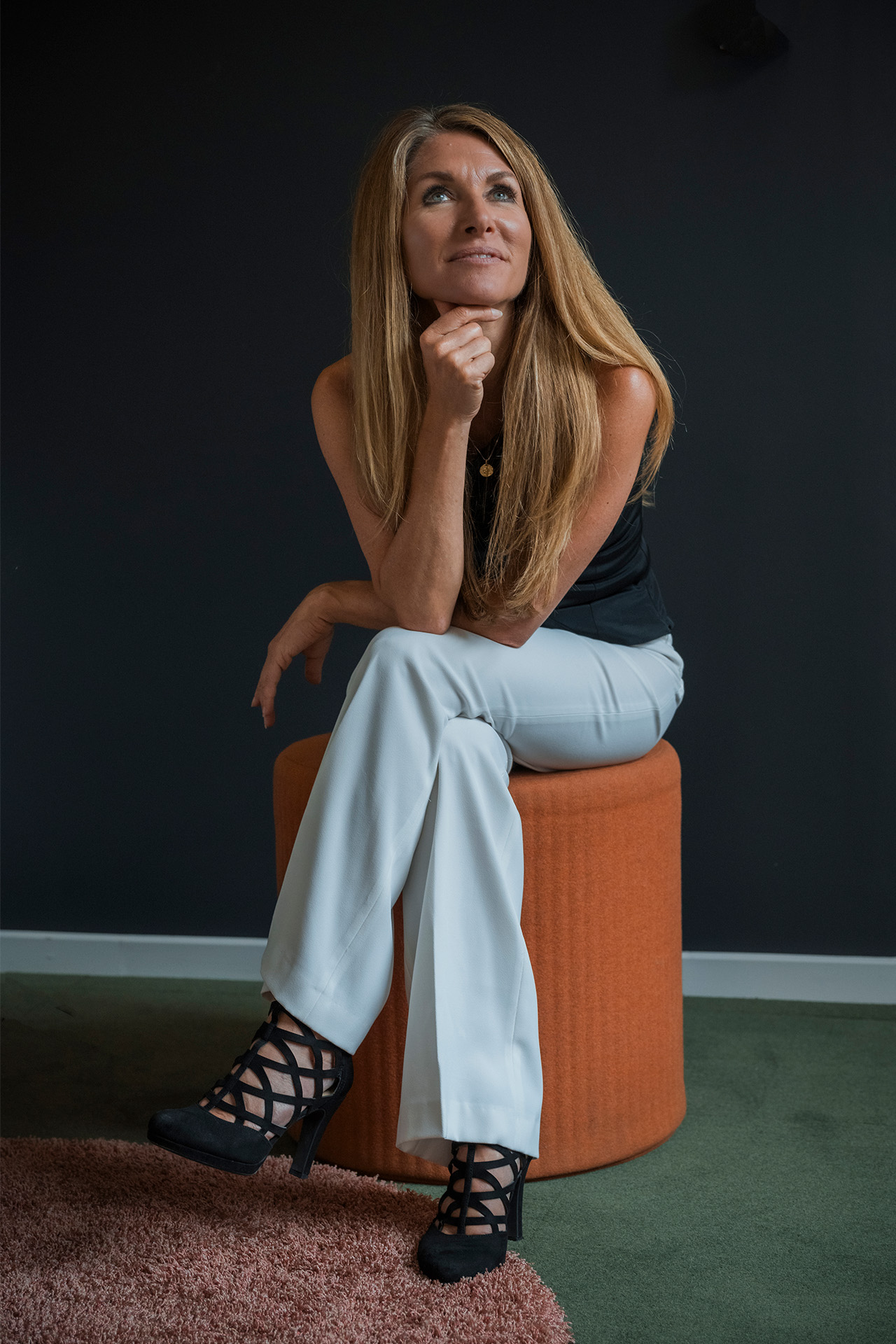 Bianca Bruhn sidder på en puf