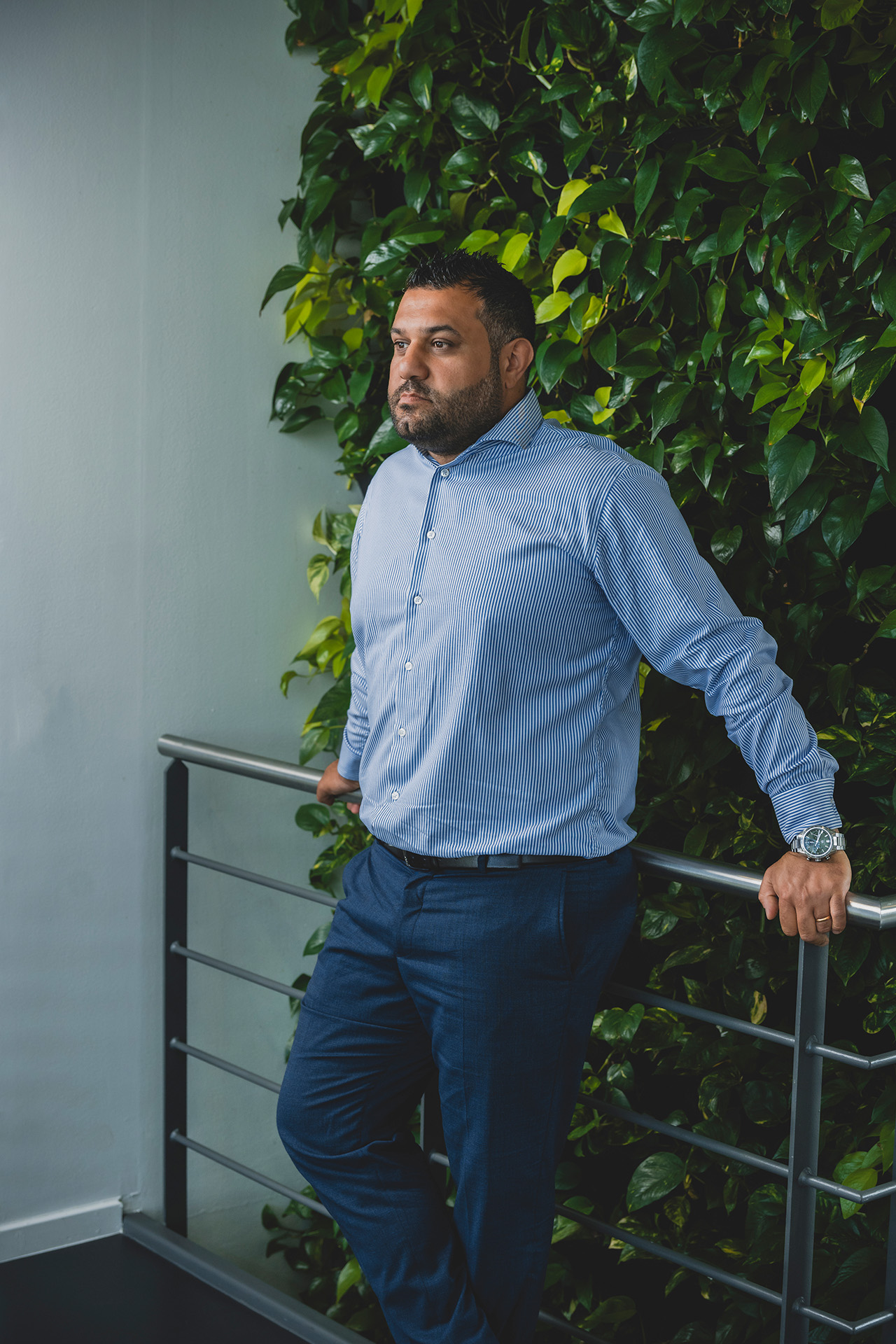 Braw Bakir læner sig op ad et rækværk