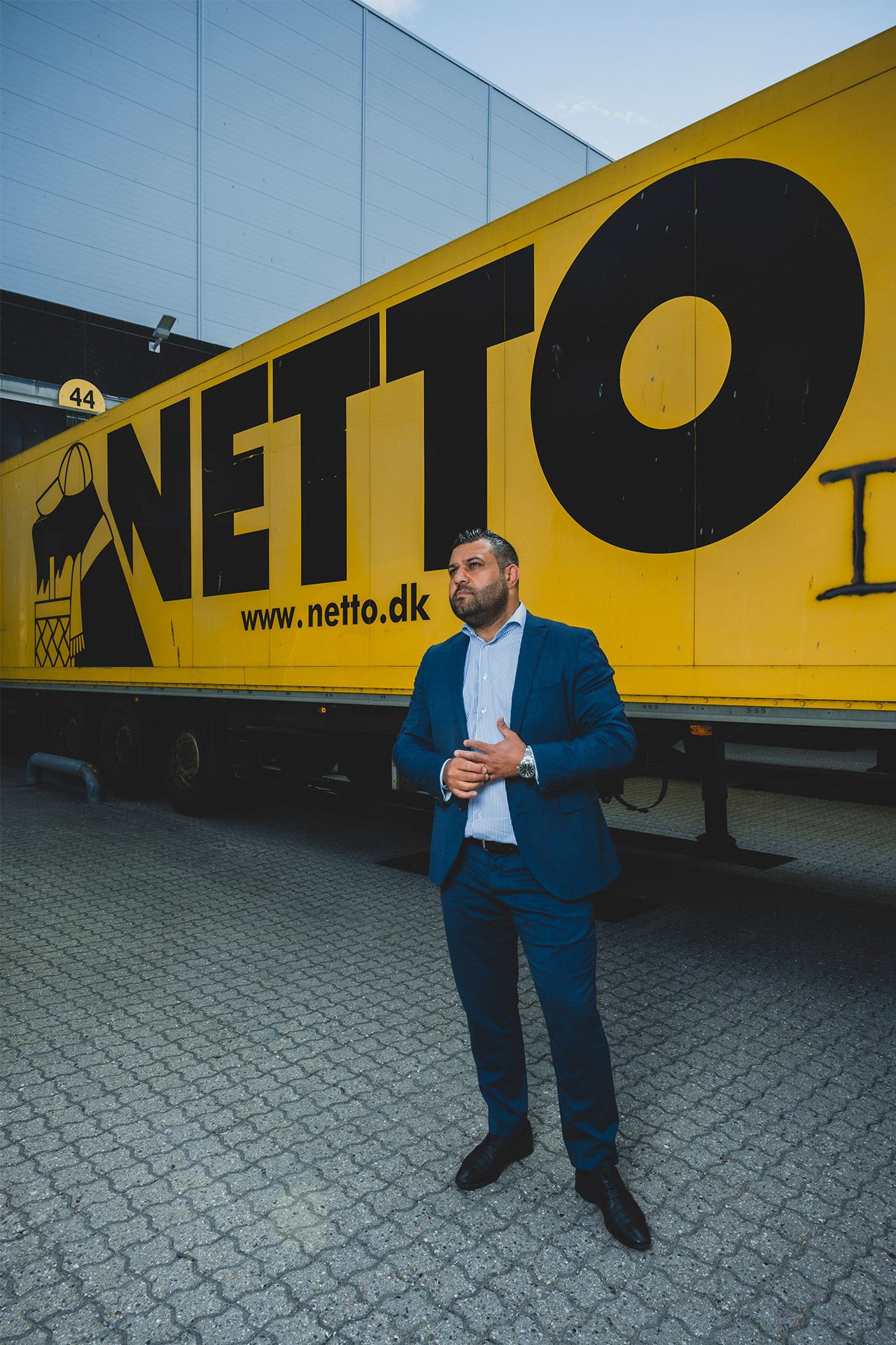 Braw Bakir foran Netto lastvogn