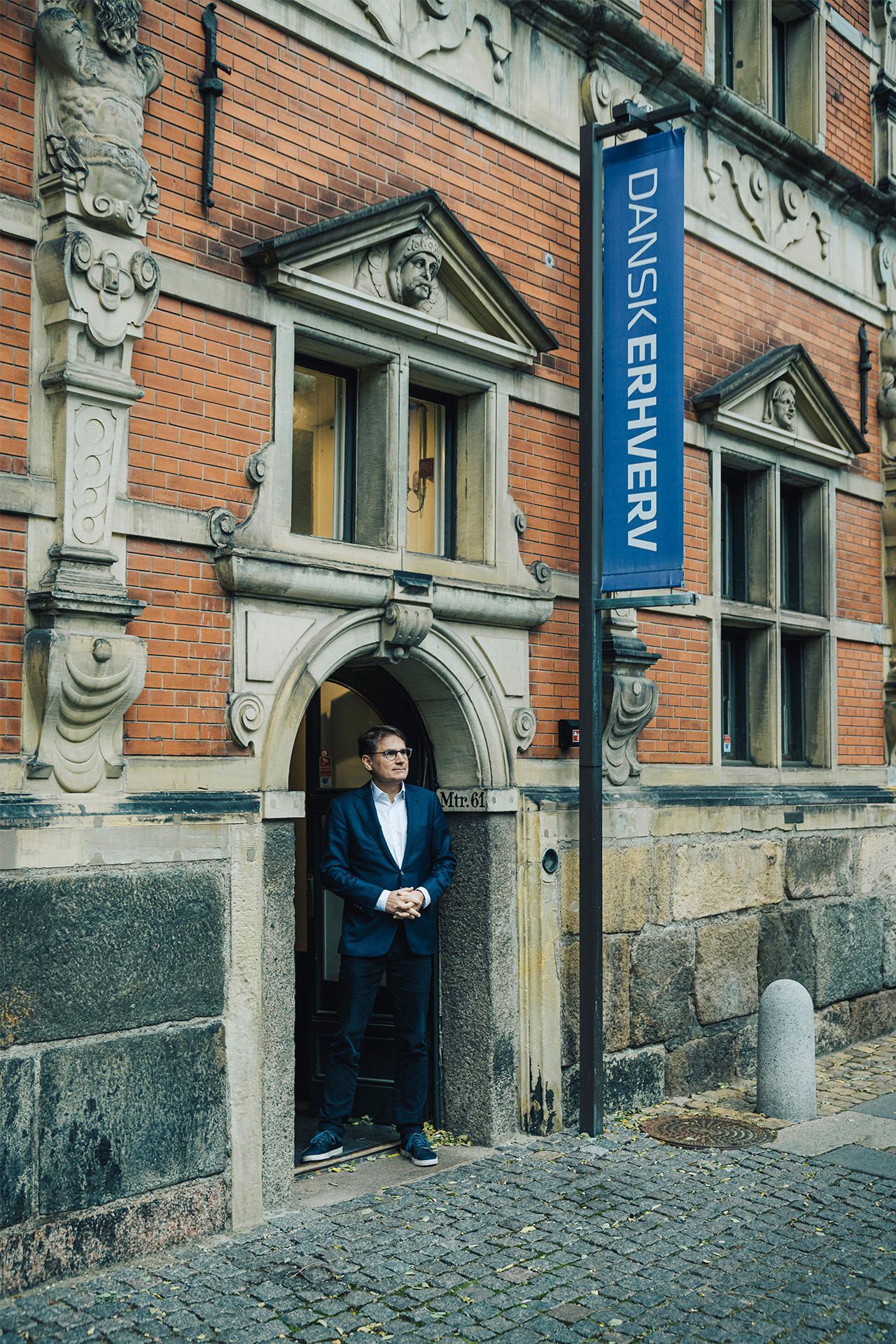 Brian Mikkelsen foran Dansk Erhvervs kontorbygning