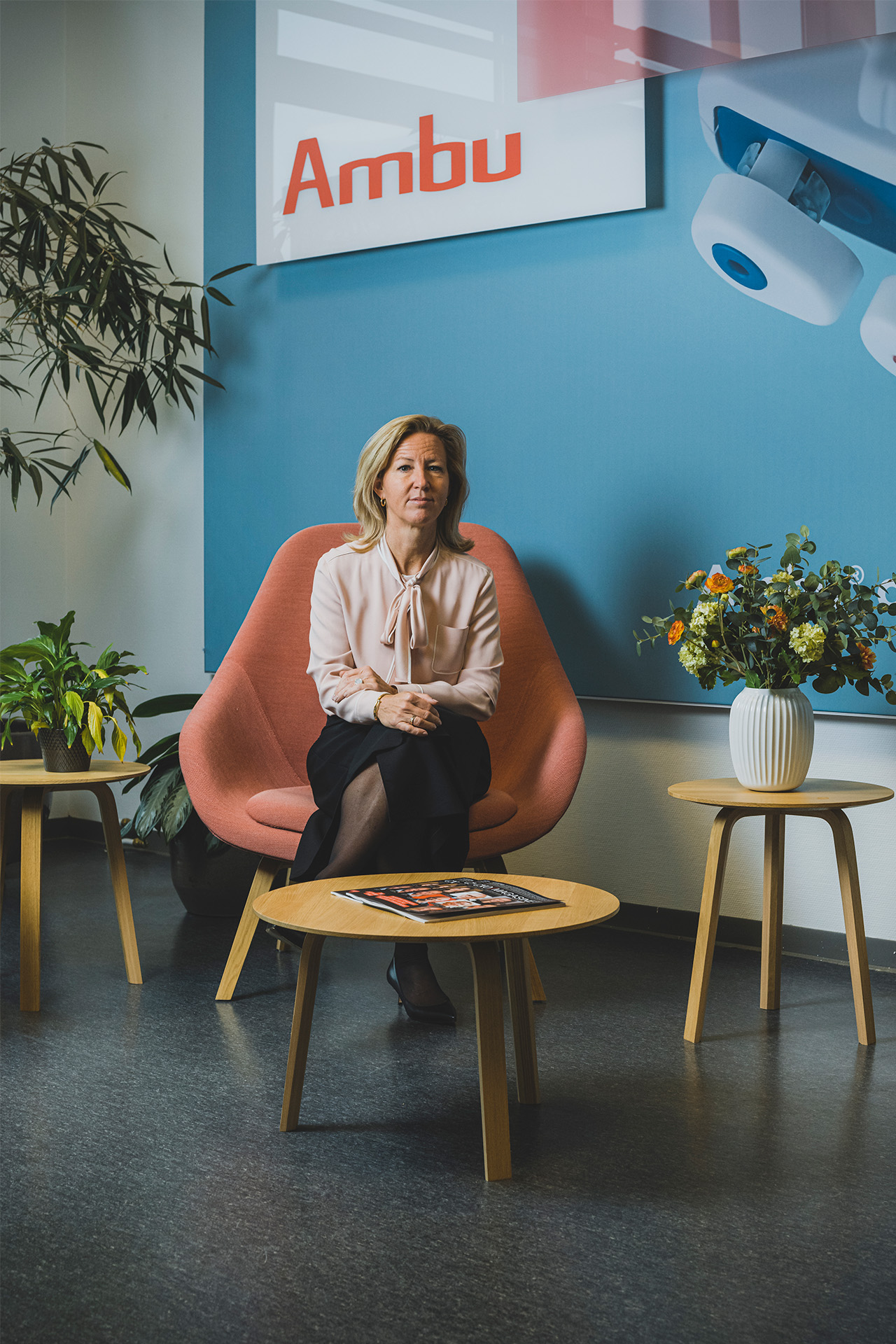 Britt Melby sidder på en rød stol