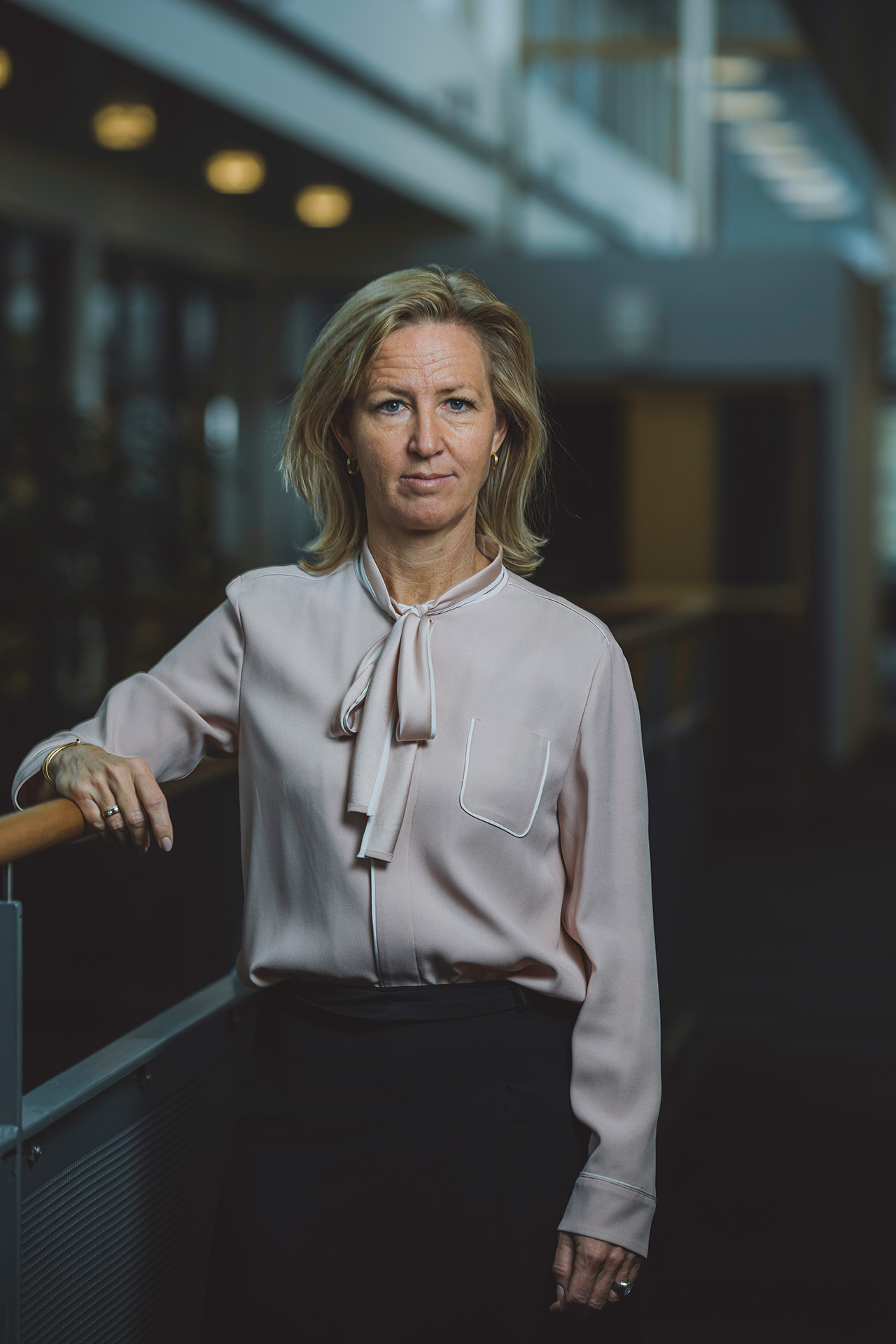 Britt Melby står og læner sig af et rækværk