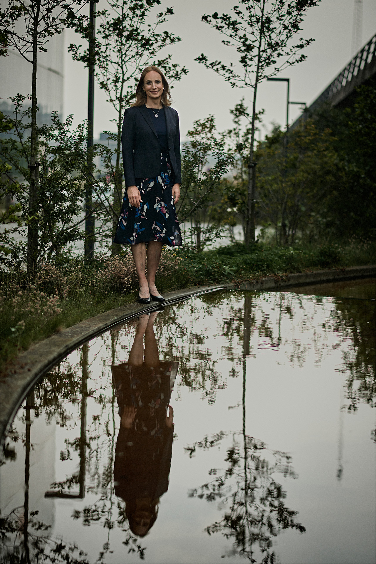 Caroline Farberger står ved en lille vandsø