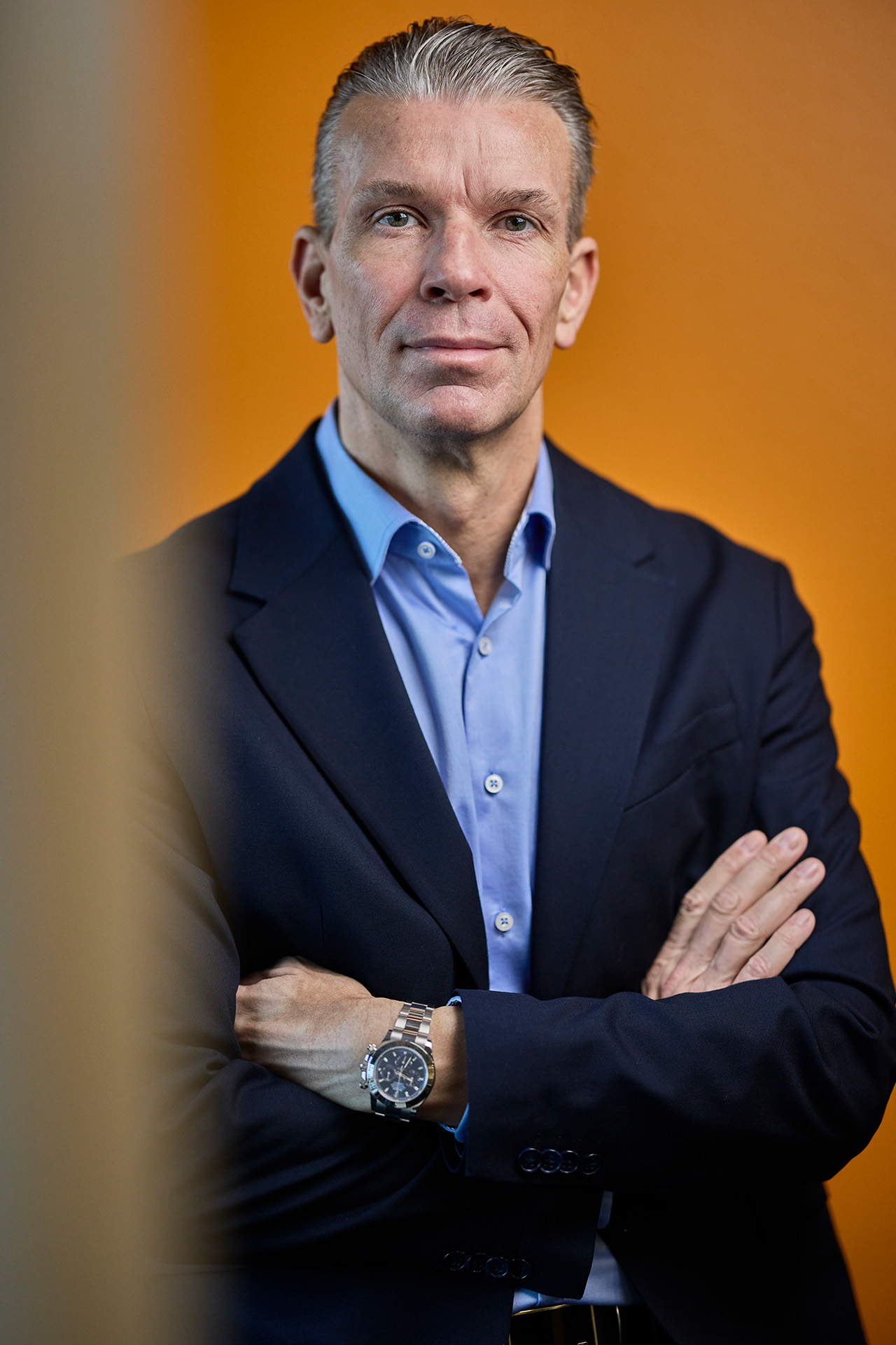 Casper Aaen kigger ind i kameraet med armene over kors