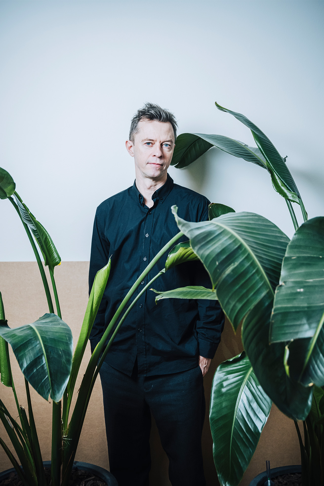 Casper Bengtson ved en plante