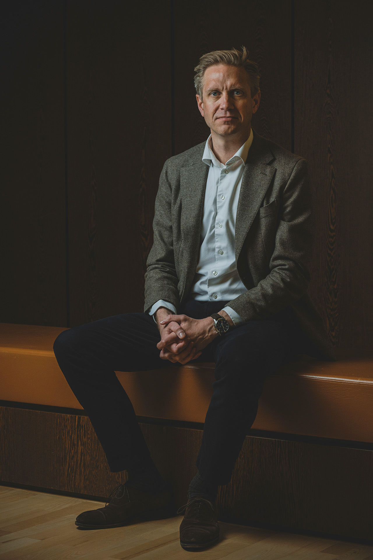 Christian Jensby sidder på en bænk