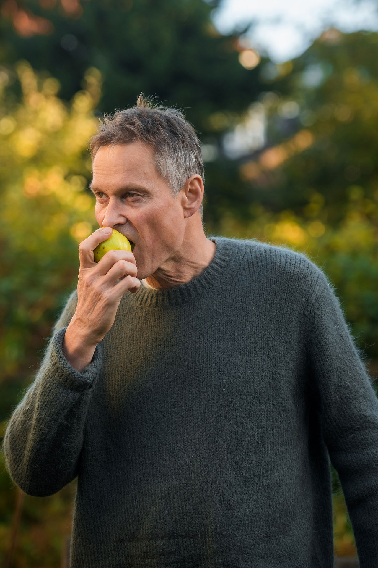 Claus Meyer spiser et æble