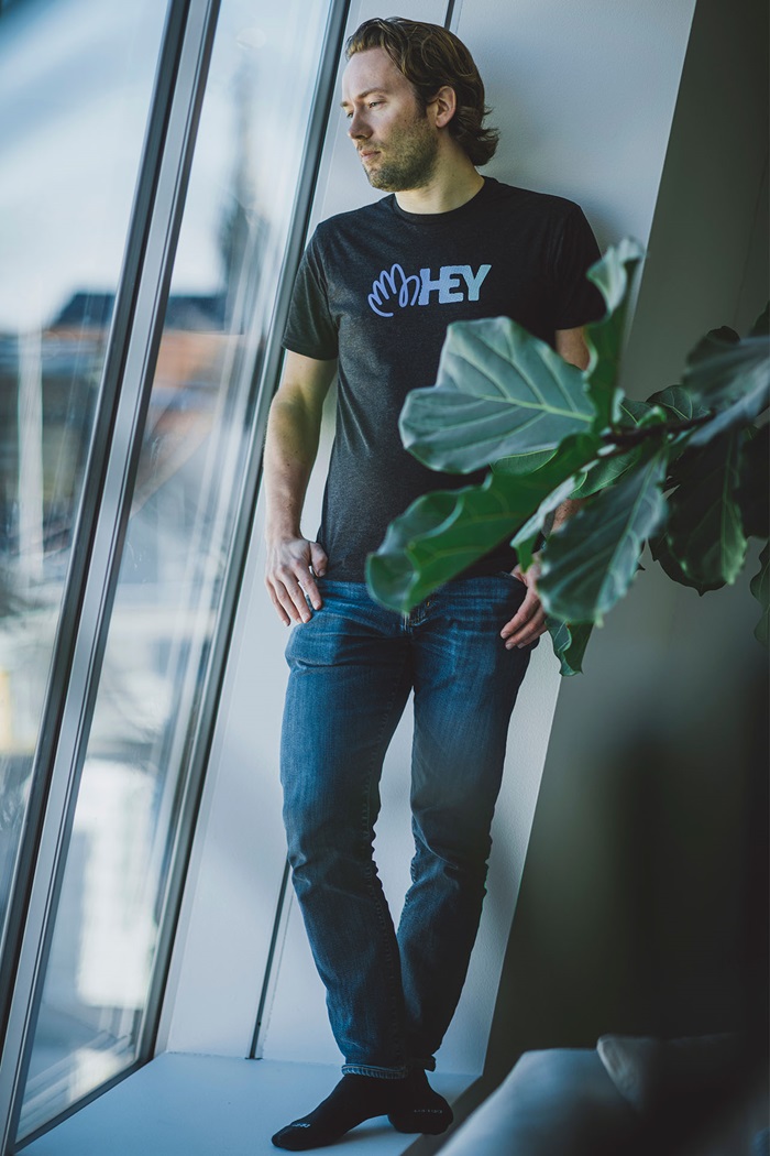 David Heinemeier Hansson kigger ud af vinduet