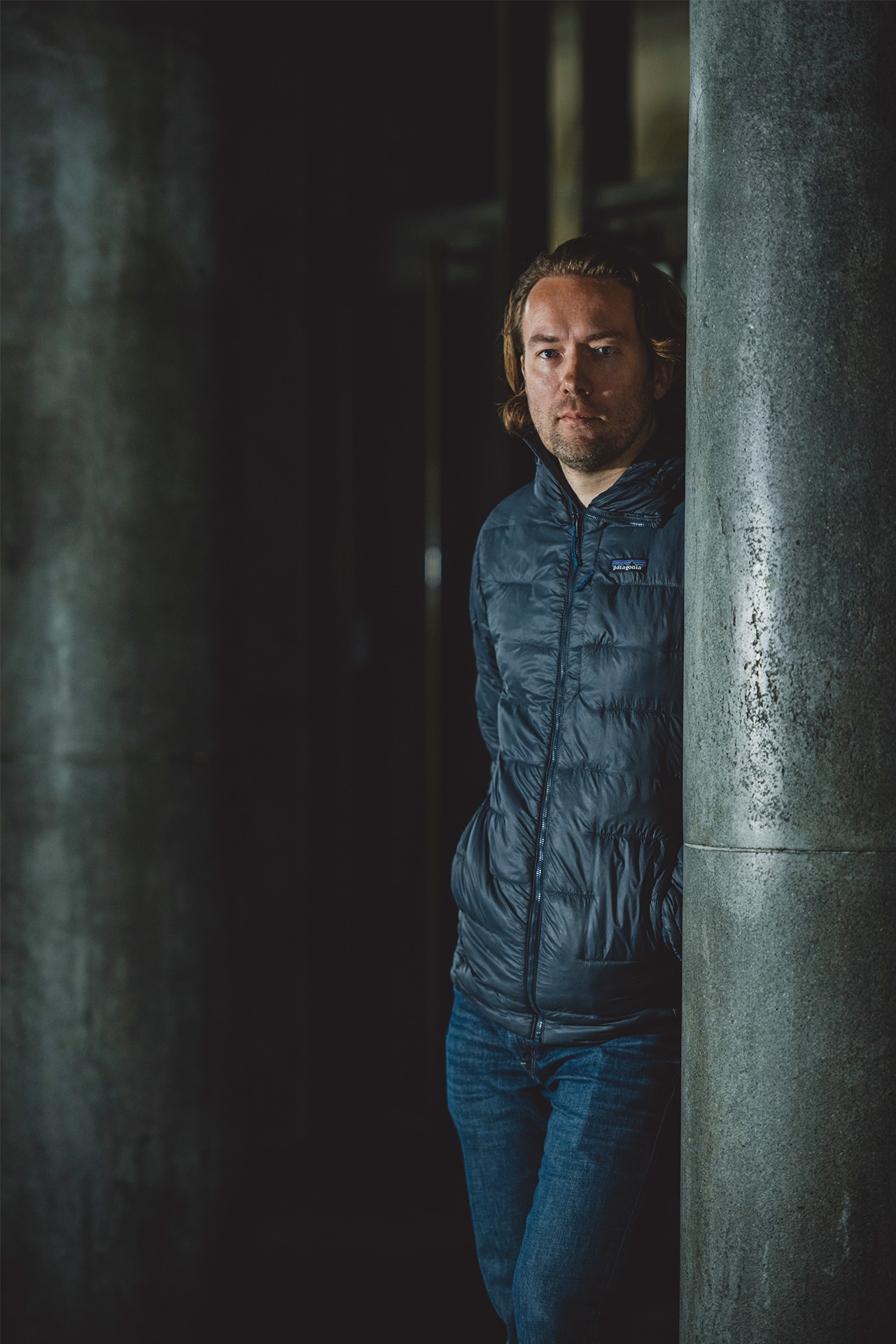 David Heinemeier står og læner sig op af en mur