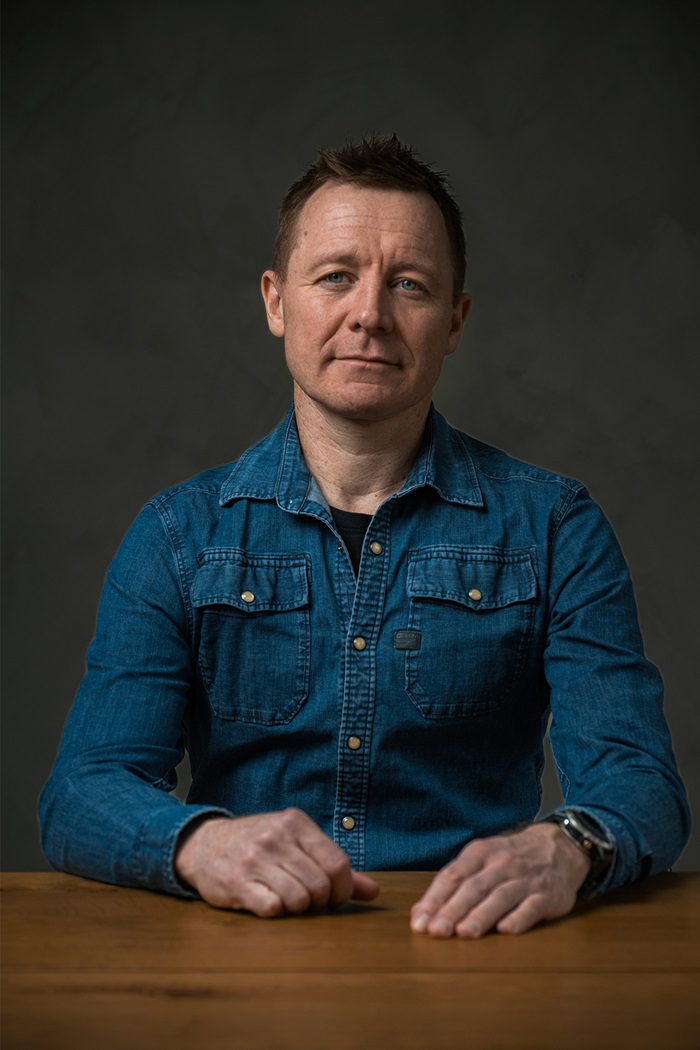 Dennis Vangsgaard sidder foran en computer