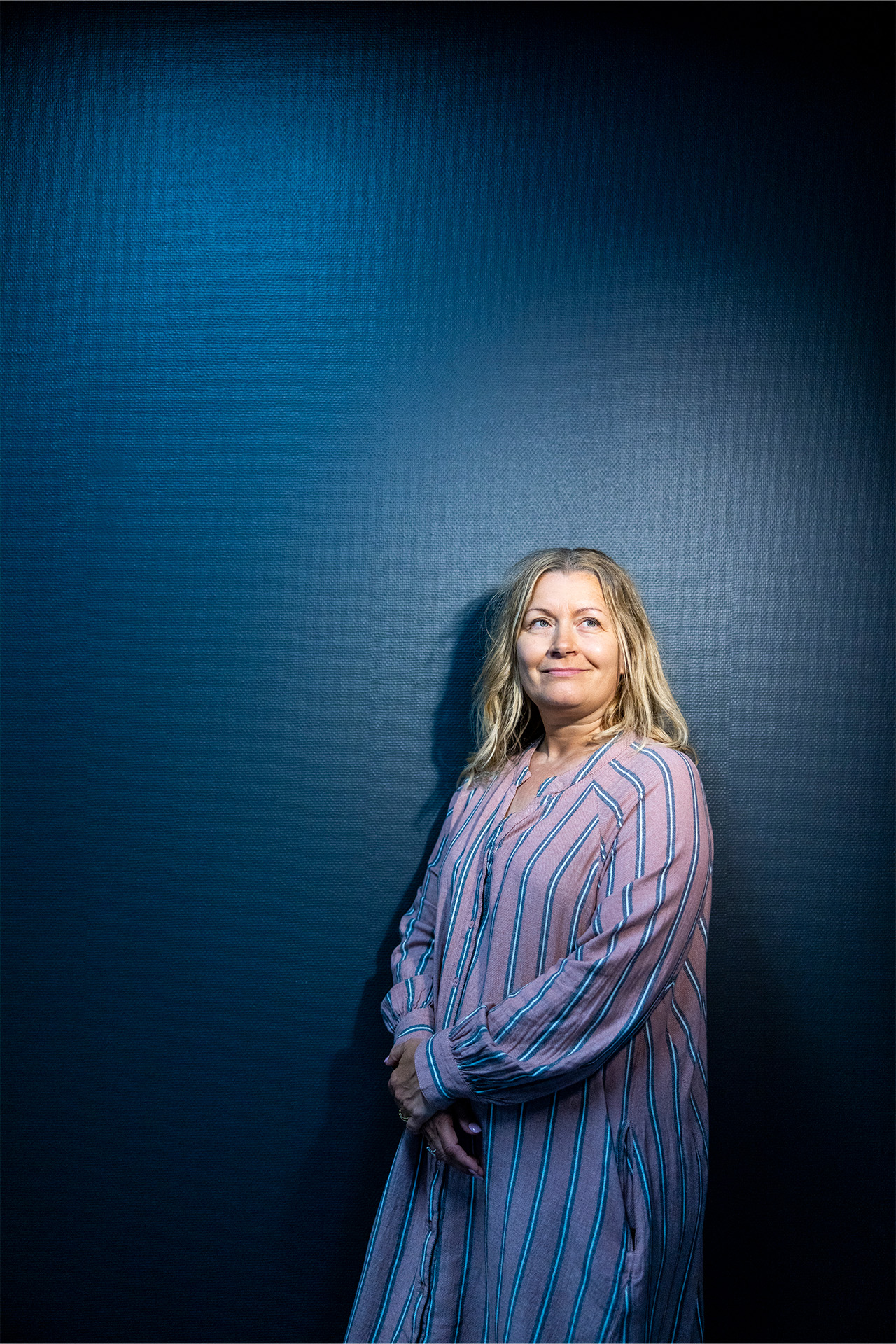 Dorte Dahl foran en blå væg