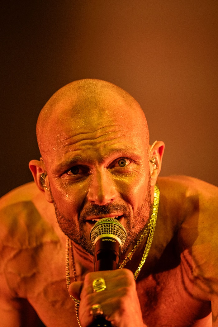 Emil Simonsen fra Suspekt holder en mikrofon