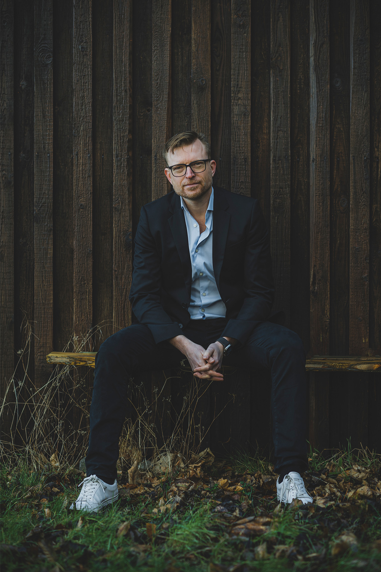 Eske Gunge sidder på en bænk