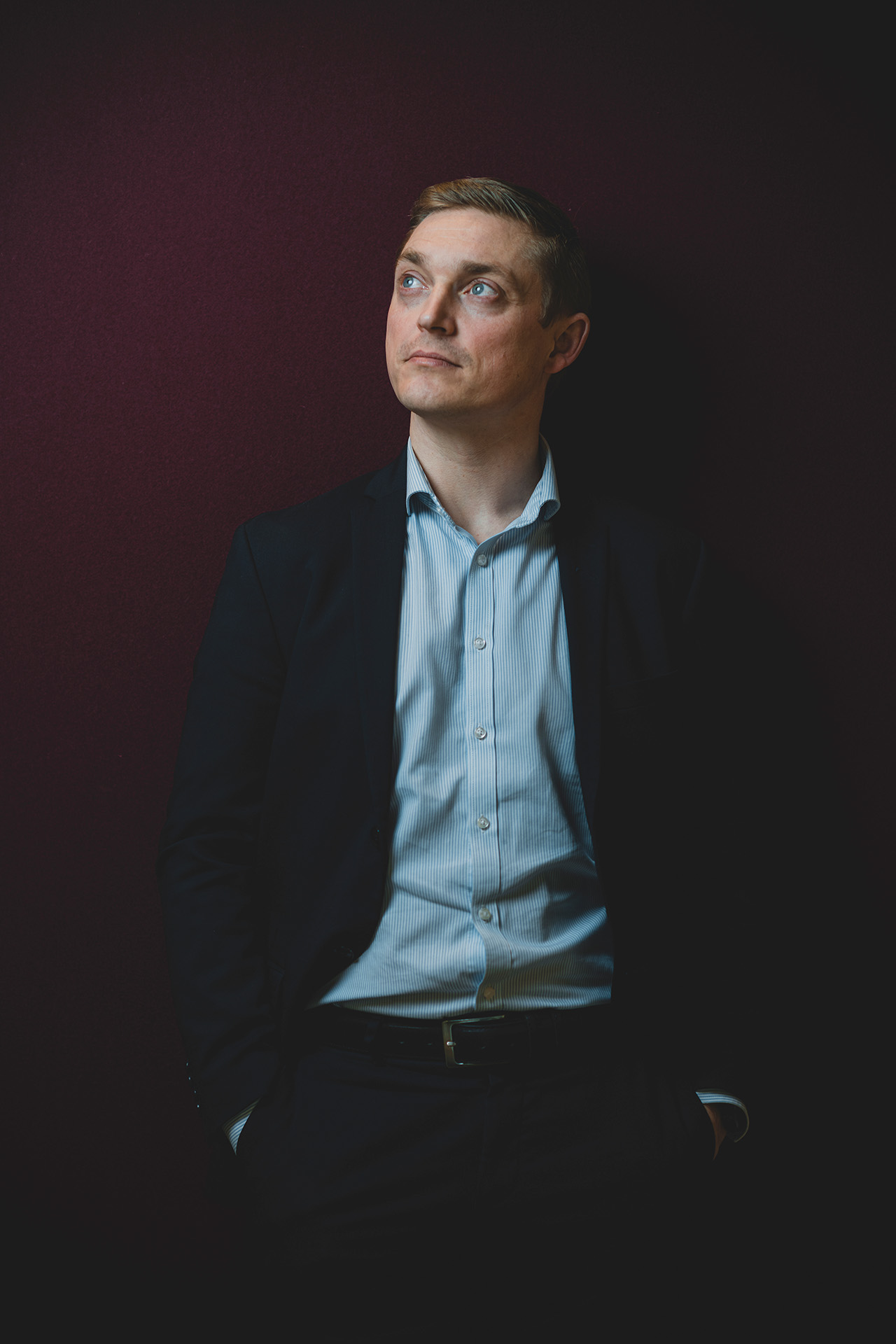 Frederik Nexøe-Larsen foran en mørkerød væg