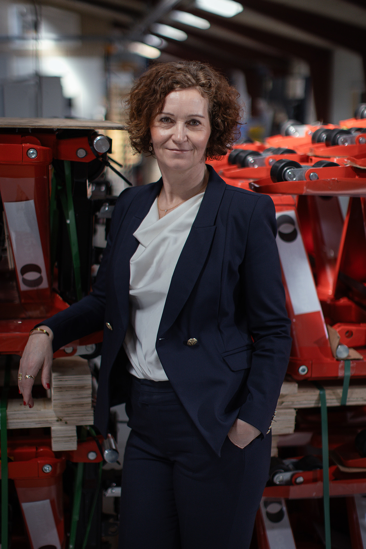 Gitte Kirkegaard læner sig op ad en maskine