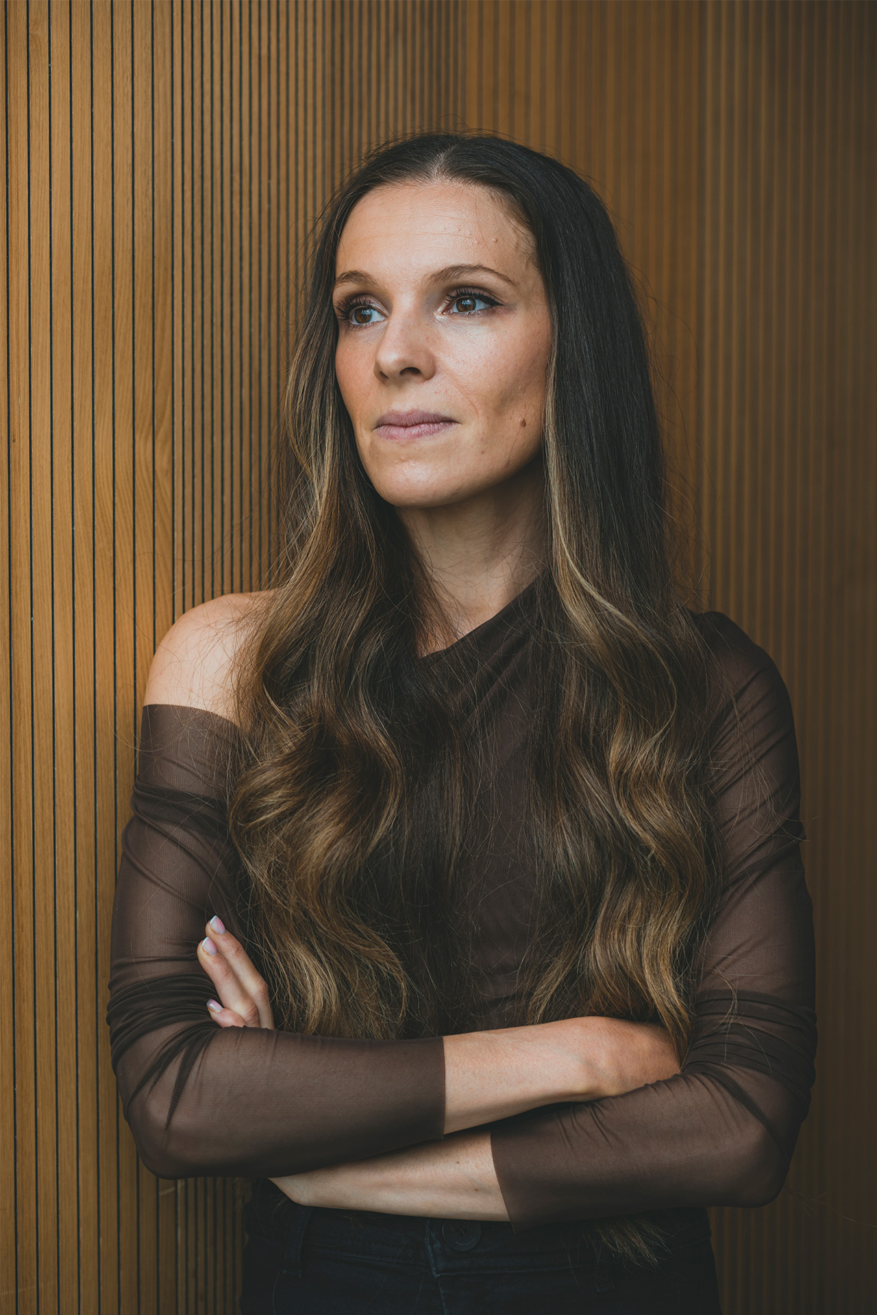 Portrætbillede af Isabella Hindkjær, der står med armene over kors