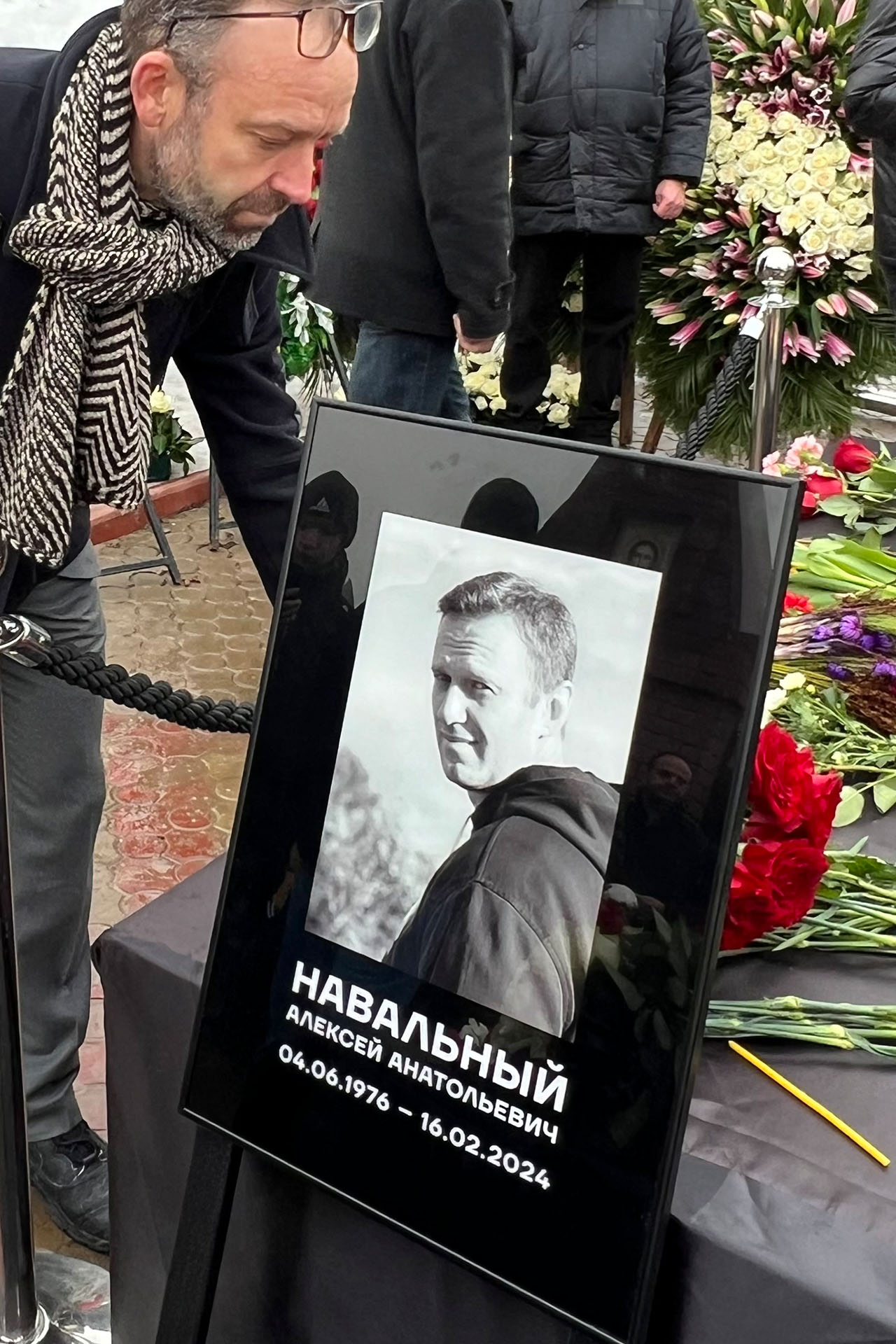 Jakob Henningsen lægger blomster på Aleksej Navalnyjs' kiste