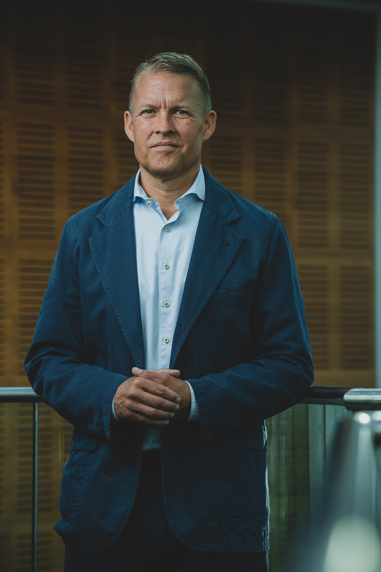 Jakob Riis står med hænderne foldet