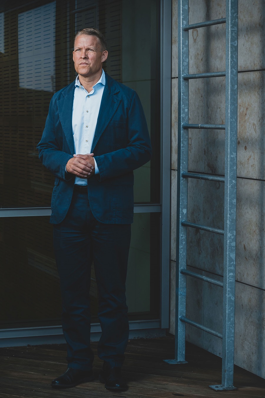 Jakob Riis står med hænderne foldet